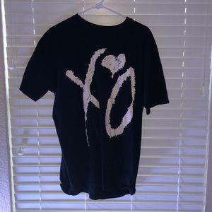 a black shirt with “xo” in white